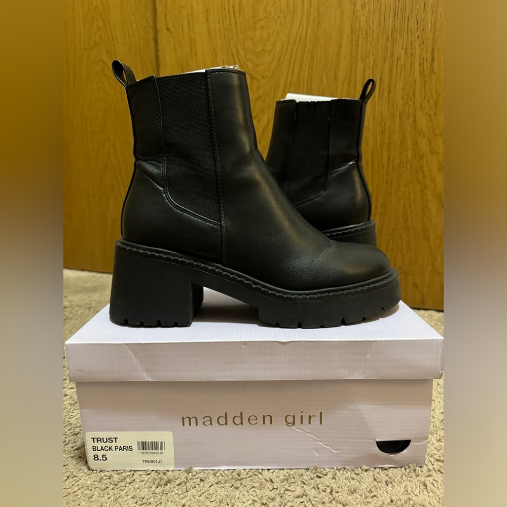 Steve Madden, size 8.5, black leather, Platform block heel Chelsea bootie